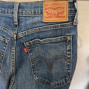 EUC Levi’s wedgie skinny jeans 28